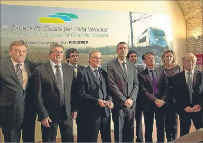  ?? INMA SÁINZ DE BARANDA ?? La foto de familia de los alcaldes del AVE, ayer, en el castillo de Sant Ferran de Figueres