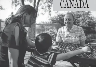  ?? BEN NELMS FOR NATIONAL POST ?? Ali Manavi and his wife Naghmeh play with their son, who lost his daycare spot after he complained about being hit.