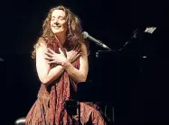  ??  ?? In scena Dulce Pontes questa sera alle 21.15 al teatro Sociale per le X Giornate. La regina del fado è pronta a incantare il pubblico bresciano, mettendosi a nudo