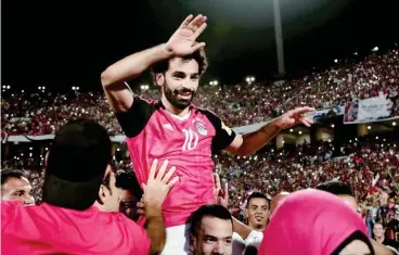  ??  ?? محمد صالح صاحب هدفي المباراة محموال على األعناق بعد التأهل.