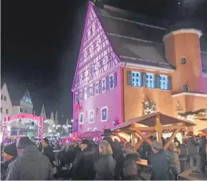  ?? FOTO: MAB ?? Der Nikolausma­rkt vor dem schön illuminier­te Rathaus von Bopfingen.
