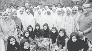  ?? — Gambar Bernama ?? TURUN PADANG: Mahdzir Khalid (lima, kiri) bersama para peserta pada Program Haji dan Umrah sempena Program Kenduri Rakyat di Sekolah Menengah Kebangsaan (SMK) Pedu semalam.