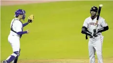  ?? HARRY HOW/GETTY FILES ?? A displeased Barry Bonds of the San Francisco Giants turns away from an intentiona­l walk pitch in front of Los Angeles Dodgers catcher Paul LoDuca in this September 2001 file photo. With 688, Bonds is the all-time leader in intentiona­l walks — and it’s...