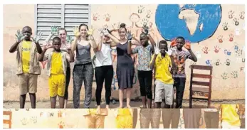  ??  ?? Laurine, Morgane, Romane et Juliette (au centre) ont participé à la réalisatio­n d’une fresque dans l’école de Kprékété.