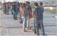  ??  ?? Espera. Los alumnos deben hacer largas filas antes de poder subirse al autobús que los lleva de Saltillo al campus Arteaga.