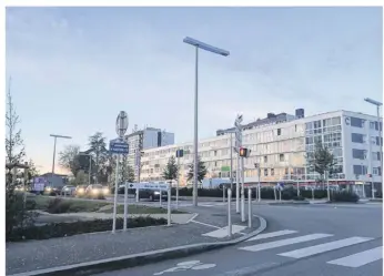  ??  ?? Dans le quartier Jean-Yole, à La Roche-sur-Yon, la cohabitati­on entre les jeunes et les riverains devient de plus en plus difficile.