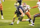  ?? BRIAN BLANCO/AP ?? Notre
Dame wide receiver Ben Skowronek evades Clemson defensive tackle
Tyler Davis, middle, on Dec. 19. Both teams play semifinals Friday.