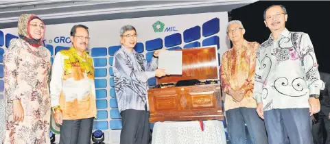  ??  ?? (From left) Plantation­s Ministry Deputy Head of Secretarie­s Zurina Pawanteh, Ministry of Plantation Industries and Commoditie­s Deputy Minister Datuk Datu Nasrun Datu Mansur, Mah, Malaysian Timber Council chairman Datuk Gooi Hoe Hin, and Malaysian...