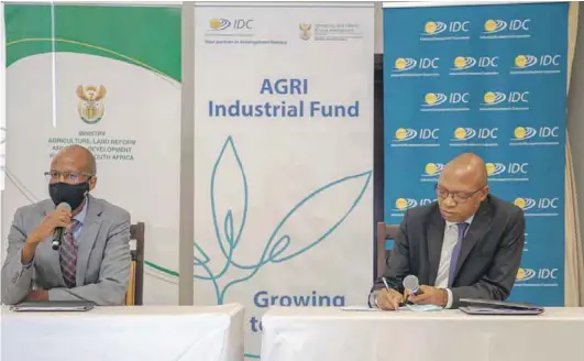  ??  ?? DALRRD Acting DG Mooketsa Ramasodi (left) and IDC CEO TP Nchocho at the signing ceremony to announce the launch of the R1bn Agri-industrial Fund, in March 2021