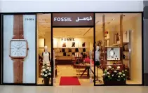  ??  ?? The latest Fossil store boasts distinctiv­e signature product offerings.