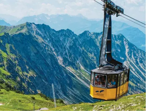  ?? Symbolfoto: Ralf Lienert ?? Wenn es draußen frühlingsh­after wird, sehnen sich viele Menschen nach einem Ausflug in die Berge. Wann man wieder mit einer Bergbahn fahren darf, ist allerdings noch ungewiss.