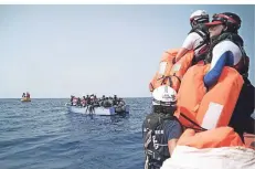  ?? FOTO: DPA ?? Retter halten Schwimmwes­ten für die in Seenot geratenen Migranten bereit. Jetzt soll auch Haan ein „sicherer Hafen“werden, fordern die Jusos.