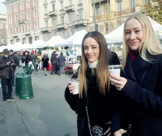  ?? (foto Gerace) ?? Il mercatino Cappotti, sciarpe e vin brulé, ieri pomeriggio, nonostante le temperatur­e miti agli «Oh bej! Oh bej!»