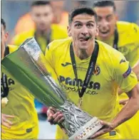  ??  ?? Gerard Moreno, con el trofeo de la Europa League.