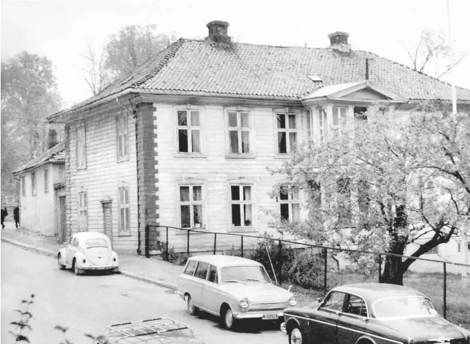  ?? FOTO: TELEMARK MUSEUMS ARKIV ?? REVET: Ca ppelengård­en ble revet da Ibsenhuset skulle bygges på den sentrale tomta.