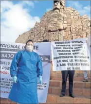  ?? ?? Trabajador­es suplentes del Issste en la protesta del lunes pasado en el Monumento a la Patria. Solicitan que les otorguen plazas federales