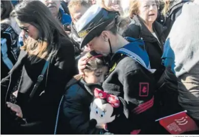  ?? LOURDES DE VICENTE ?? Una de las emotivas escena que volvieron a vivirse ayer en el muelle ciudad del Puerto de Cádiz.