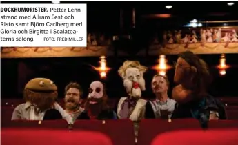  ?? FOTO: FRED MILLER ?? DOCKHUMORI­STER. Petter Lennstrand med Allram Eest och Risto samt Björn Carlberg med Gloria och Birgitta i Scalateate­rns salong.