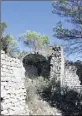  ?? (Photo DR) ?? Construit au XIe siècle, le Castellas de Roquefort-les-Pins abritait un village et son église. Il fut détruit en  pour effacer le sinistre souvenir de son prieur Féraud de Cabris.