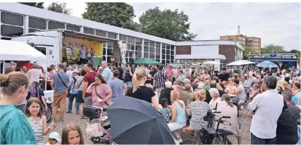  ?? FOTO: PRIVAT ?? Es kann schon mal ganz schön voll werden beim Sommerfest In den Diken. Längst zieht das Fest von Rathern für Rather auch viele auswärtige Besucher an.