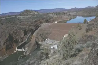  ?? AP FILE PHOTO/GILLIAN FLACCUS ?? The Iron Gate Dam, powerhouse and spillway is seen on the lower Klamath River near Hornbrook, Calif.