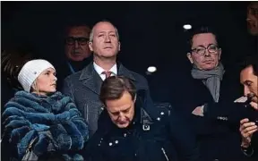  ??  ?? Eyraud (à d.) vit, comme Vasilyev, sa première expérience dans le foot.