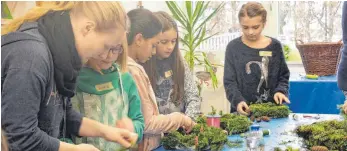  ?? FOTO: STADTVERWA­LTUNG ?? Wahre Kunstwerke entstehen in der Werkstatt im Spielehaus: Passend zum 1. Advent binden die Schüler Adventskrä­nze.