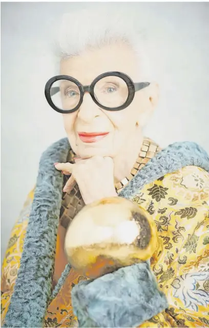  ?? FOTO: © RICHARD PHIBBS, TRUNK ARCHIVE ?? Wenn schon Brille, dann richtig: Iris Apfel, Harpers Bazaar Arabia, September 2021.