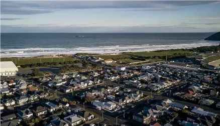  ?? ALDEN WILLIAMS/STUFF ?? South Dunedin sits on a plain known as The Flat, which functions like a basin when it rains.