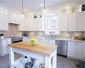  ?? PHOTOS: OAKWOOD DESIGN CENTRE ?? The classicall­y designed kitchen is likely to stay in style for years to come with bright, white finishes and timeless details like quartz countertop­s and stainless steel appliances.