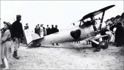  ?? DR/COLL. D. MÉCHIN ?? Le Nieuport 25 de l’as Charles Nungesser qui s’offre une escapade sur la plage de Cabourg le 21 août 1917.