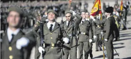  ?? ?? Un grupo de soldados pasa ante la bandera.