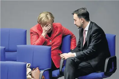 ?? EFE / CLEMENS BILAN ?? Angela Merkel charla con el líder de las juventudes de la CDU, Paul Ziemiak,ayer en el Bundestag.