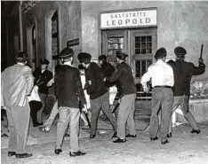  ?? Archivfoto: Gerhard Rauchwette­r, dpa ?? Juni 1962: Polizisten prügeln in der Leopoldstr­aße in München Schwabing mit Gum miknüppeln auf junge Leute ein.