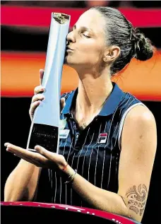  ?? Foto: ČTK ?? První trofej roku Karolína Plíšková se mazlí s pohárem pro vítězku turnaje ve Stuttgartu. Úspěchu dosáhla na nejméně oblíbené antuce.