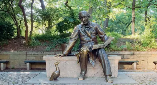  ??  ?? Statua a misura di bambino La statua dedicata a Hans Christian Andersen a Central Park a New York: meta di tanti bambini che ci si arrampican­o per gioco