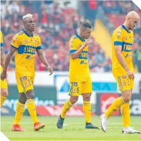  ??  ?? Los felinos nunca se sintieron cómodos en el césped del Monumental estadio Jalisco.