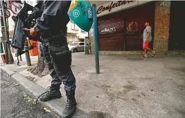  ??  ?? Traficante­s mandaram fechar o comércio em ruas do Catete, zona sul