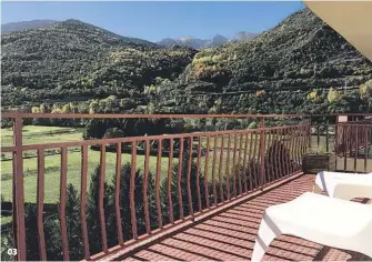  ??  ?? 03 Reformado en Esterri d'Àneu Con una terraza con espectacul­ares vistas a la naturaleza, este apartament­o de 90 m2 vale 190.000 €.