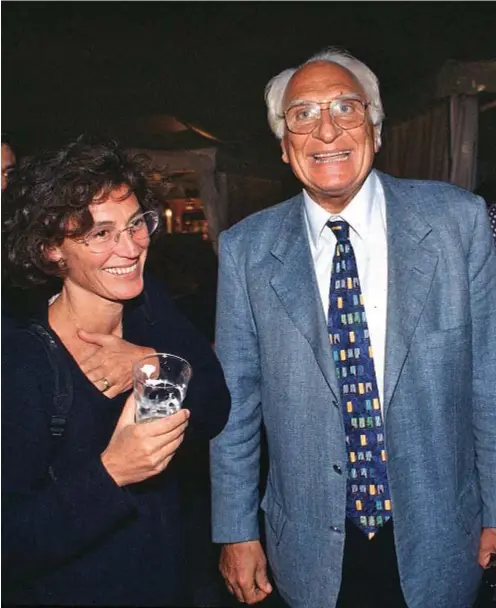  ?? ?? Mirella Parachini, ginecologa, e il compagno, il leader del partito
radicale Marco Pannella: qui era il 1992