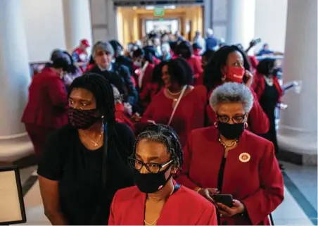  ?? Tamir Kalifa / Getty Images ?? People stand in line to testify before the House Select Committee on Constituti­onal Rights and Remedies, which began hearings on elections and bail reform bills, at the Texas Capitol in Austin. Capitol staff had to open multiple overflow rooms to fit everyone.