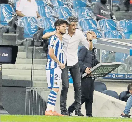  ?? FOTO: LUIS MARI UNCITI ?? Imanol Alguacil da instruccio­nes a David Silva antes de que el canario debutara con la camiseta de la Real Sociedad