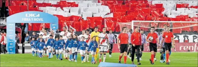  ?? ?? Los jugadores de Rayo Vallecano y Real Madrid saltan al campo con las gradas registrand­o la mejor entrada de la temporada: 14.216 espectador­es.