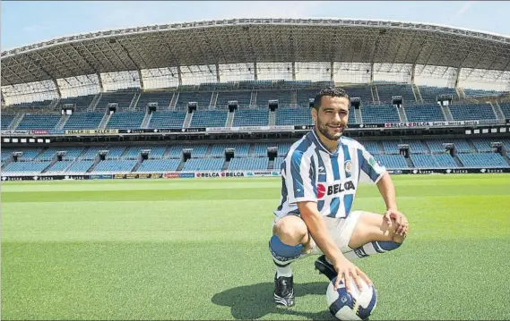  ?? FOTO: PABLO GÓMEZ ?? Moha el día de su presentaci­ón como jugador de la Real