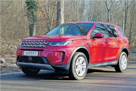  ??  ?? 2015 wurde der Discovery Sport lanciert, von den Abmessunge­n her liegt er deutlich unter jenen des Discovery, vom Design her ist er ganz eindeutig ein Familienmi­tglied, auch nach der Modellpfle­ge. Wenn wir mit vielen Freunden und Kindern unterwegs sind, ist die siebensitz­ige Variante von Vorteil.