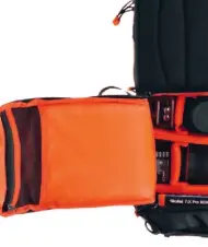  ?? ?? Zwar passen auch große Kameras in die Rollei Fotoliner Ocean Slingbag, aber es wird dann eng im Innern. Das dynamische Konzept funktionie­rt besser mit mittelgroß­en und kleinen Modellen. Sie lassen sich schnell herausnehm­en, ohne dass man die Klappe ganz öffnen muss.