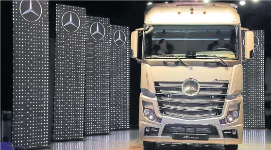  ??  ?? Actros. Un vehículo destinado para el transporte pesado de larga distancia, con capacidad para arrastrar hasta un bitrén de 75 toneladas.