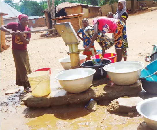  ?? PHOTO
ABUBAKAR SADIQ ISAH ?? Locals at a borehole at a Kwali community recently.