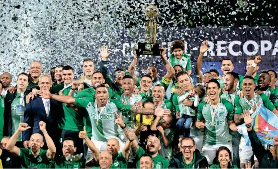  ?? FOTO ?? Dayro Moreno y Andrés Ibargüen, autores de los cuatro tantos anoche, fueron las figuras del triunfo, que le permitió al equipo verde antioqueño vivir este nuevo momento de alegría con su hinchada, en el estadio Atanasio Girardot.