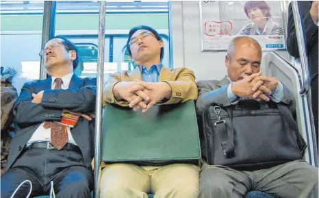  ?? FOTO: DPA ?? Schlaf der Gerechten: von der Arbeit ermattete Japaner in der U-Bahn.